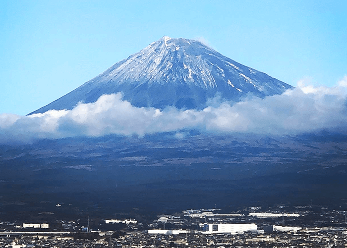 雄大な富士山を望む清廉なチャペル式を館内で完結できるので天候に左右されません